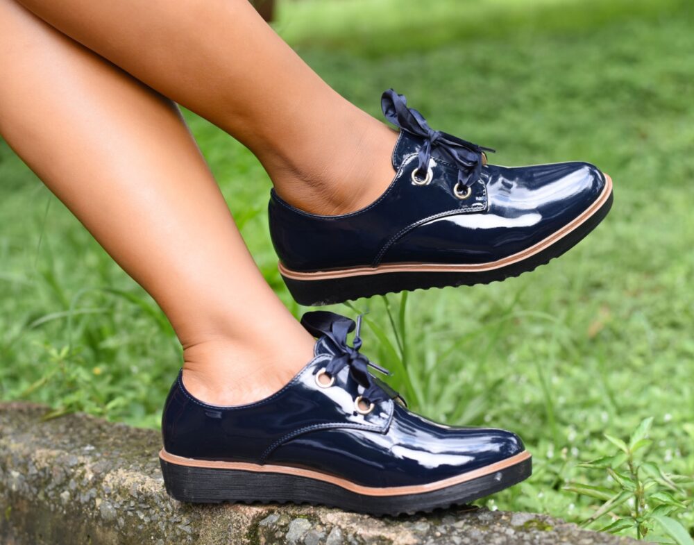 WETLOOK ROUNDTOE BROGUES